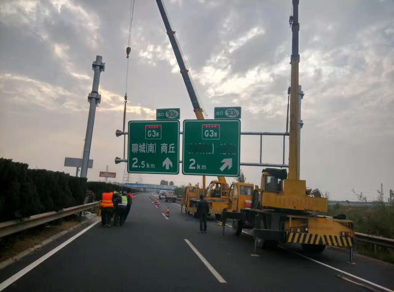 博尔塔拉博尔塔拉高速公路标志牌施工案例